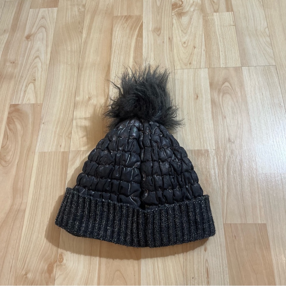 Mavi black puffer beanie with a faux fur pom pom